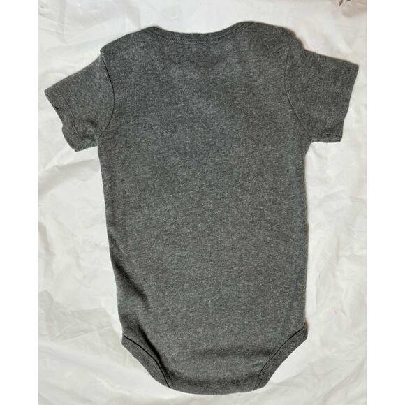 Peanuts baby bodysuit, gray 12 months ft. Snoopy, Charlie Brown and characters - Picture 2 of 3